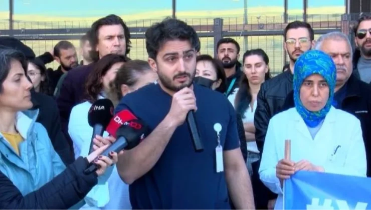 Doktorun babası ve sağlık personelleri şiddeti protesto etti