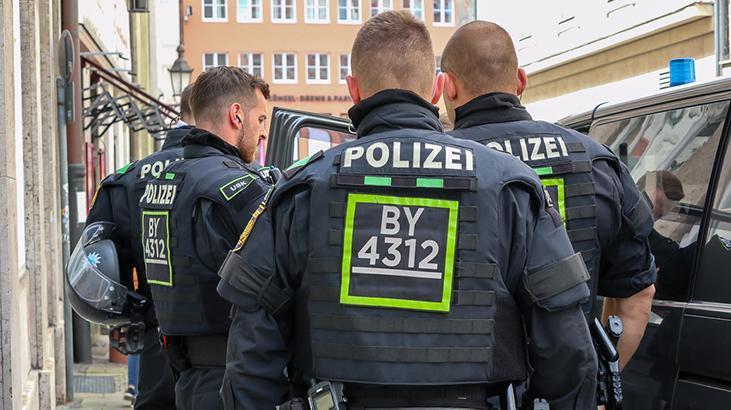 Almanya’da pizzacıdan evine dönen Türk kadın bıçaklanarak öldürüldü