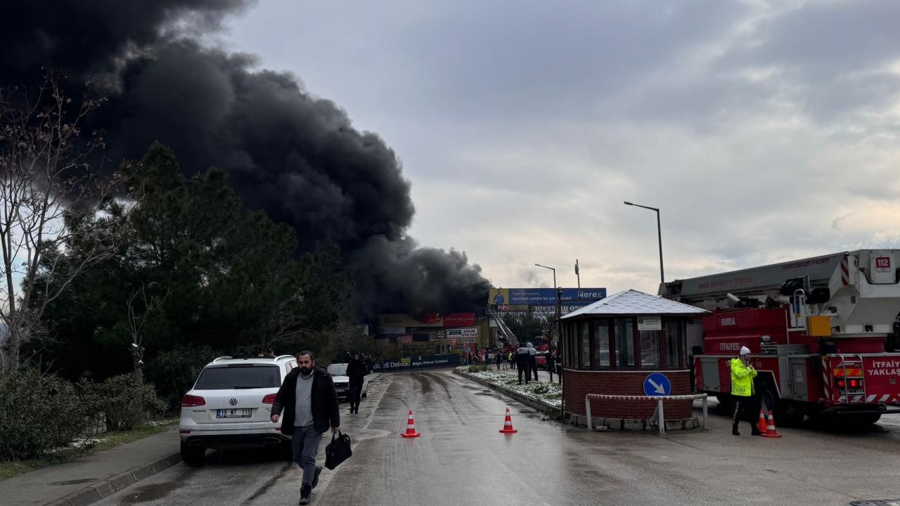 Bursa’da madeni yağ dükkanında çıkan yangın söndürüldü